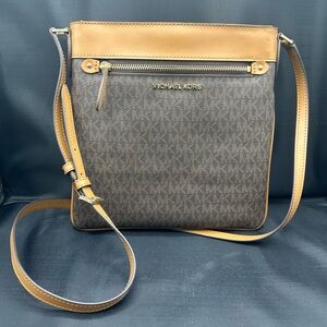 Michael kors connie brown signature Crossbody bag